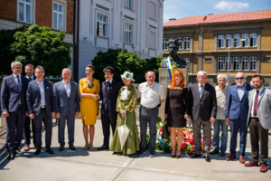 Uczestnicy uroczystości przed pomnikiem Jana Szczepanika